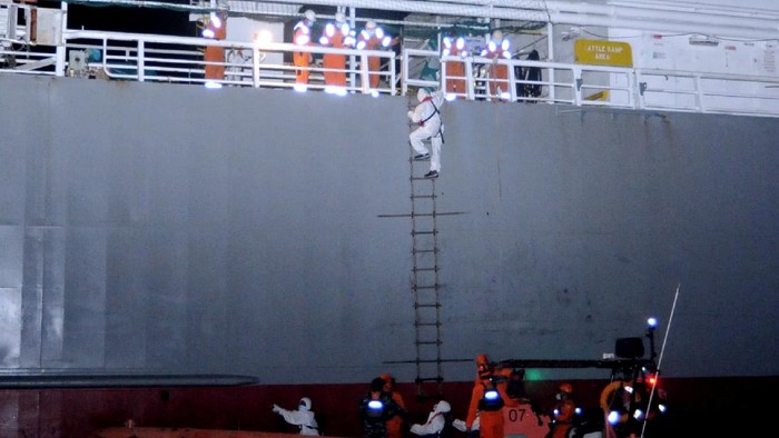 Anak Buah Kapal (ABK) KM Eka Jaya 1 yang berhasil dievakuasi turun dari kapal Basarnas setibanya di Pelabuhan Benoa, Denpasar, Bali, Minggu (8/8/2021) dini hari. Sebanyak lima orang nelayan ABK KM Eka Jaya 1 yang mengalami kecelakaan kapal di perairan utara Pulau Jawa berhasil ditolong oleh awak kapal MV Devon Express yang sedang melintas dalam perjalanan dari Singapura menuju Australia yang kemudian membawa nelayan tersebut menuju wilayah Bali untuk proses evakuasi. ANTARA FOTO/Fikri Yusuf/wsj.