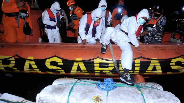 Anak Buah Kapal (ABK) KM Eka Jaya 1 yang berhasil dievakuasi turun dari kapal Basarnas setibanya di Pelabuhan Benoa, Denpasar, Bali, Minggu (8/8/2021) dini hari. Sebanyak lima orang nelayan ABK KM Eka Jaya 1 yang mengalami kecelakaan kapal di perairan utara Pulau Jawa berhasil ditolong oleh awak kapal MV Devon Express yang sedang melintas dalam perjalanan dari Singapura menuju Australia yang kemudian membawa nelayan tersebut menuju wilayah Bali untuk proses evakuasi. ANTARA FOTO/Fikri Yusuf/wsj.