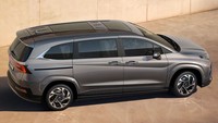 Pindah ke bagian samping, MPV ini menggunakan pintu geser di baris kedua, tentu saja menawarkan kemudahan akses keluar-masuk penumpang. Terlihat mobil juga sudah memiliki fitur pada MPV premium seperti sunroof. Foto: Hyundai Beijing
