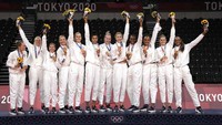 Amerika Serikat memimpin klasemen medali Olimpiade Tokyo 2020 sampai Minggu (8/8/2021) sore WIB. AS mengoleksi 39 emas, 41 perak, dan 33 perunggu. Medali emas salah satunya diperoleh dari Voli Putri. AP Photo/Manu Fernandez. 