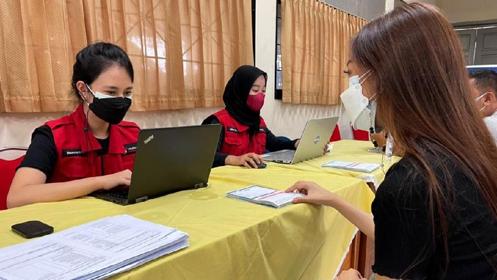 Jemput Bola Vaksinasi Warga di Jakarta Gerakan Vaksinasi Merdeka yang digagas Polda Metro Jaya menyasar para relawan dan masyarakat sipil di Jakarta, tak terkecuali kaum milenial guna mencapai Herd Immunity.