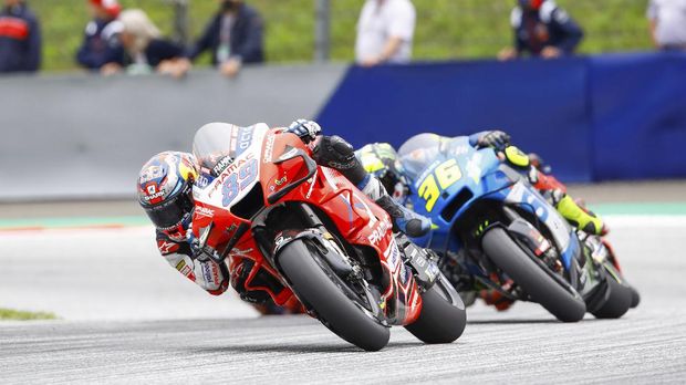 Pramac Ducati rider Jorge Martin of Spain foreground left, and Ecstar Suzuki rider Joan Mir of Spain lead the pack during the Grand Prix of Styria at the Red Bull Ring in Spielberg, Austria, Sunday, Aug. 8, 2021. (AP Photo/Gerhard Schiel)
