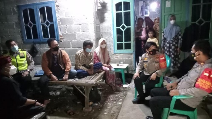 Kang Emon berbaju batik, pedagang mainan yang gagalkan begal di Bekasi ditemui Kapolsek Tambelang AKP Mike Pendriyati (Dok.Polsek Tambelang)