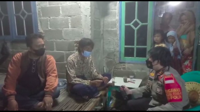Kang Emon berbaju batik, pedagang mainan yang gagalkan begal di Bekasi ditemui Kapolsek Tambelang AKP Mike Pendriyati (Dok.Polsek Tambelang)