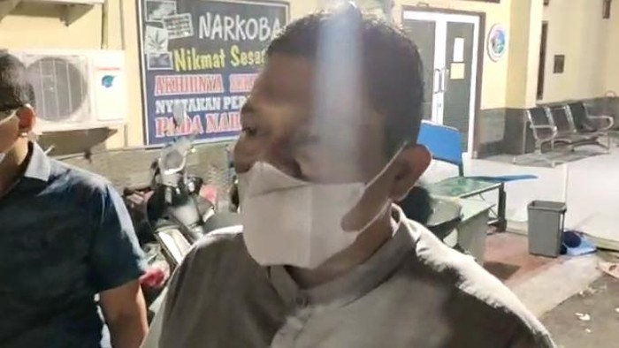 Ketua DPRD Labuhanbatu Utara Indra Surya Bakti, keluar dari ruangan Satuan Narkoba Polres Asahan usai menjenguk rekannya yang diamankan