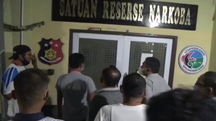 Ketua DPRD Labura saat mendatangi Satuan Narkoba Polres Asahan untuk memastikan penangkapan 5 anggotanya