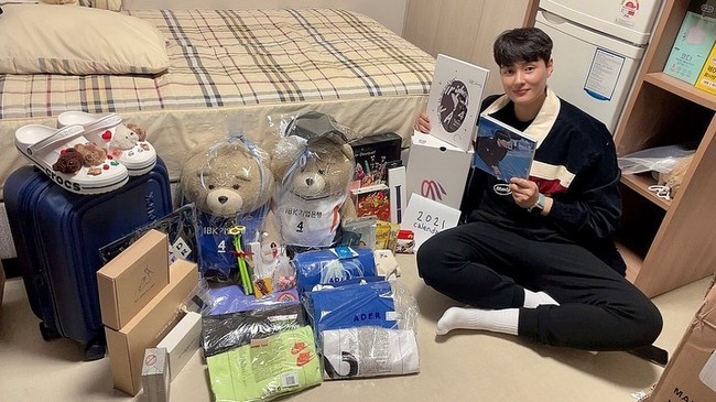 Dikatakan jika Kim Hee Jin memang mulai mendapat popularitas di kalangan netizen sejak memotong pendek rambutnya. Lihat saja banyaknya hadiah dari penggemar di hari ulang tahunnya baru-baru ini. Foto: Instagram