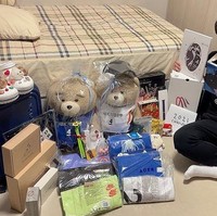 Dikatakan jika Kim Hee Jin memang mulai mendapat popularitas di kalangan netizen sejak memotong pendek rambutnya. Lihat saja banyaknya hadiah dari penggemar di hari ulang tahunnya baru-baru ini. Foto: Instagram