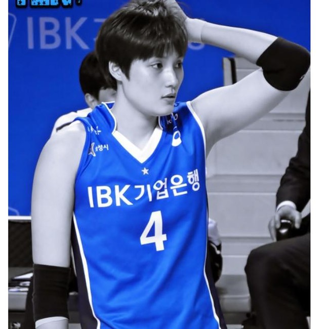 Sebelumnya beberapa atlet yang tergabung dalam timnas bola voli Korea Selatan sering jadi sorotan karena visual mereka. Tapi berbeda dengan Kim Yeon Koung yang dijuluki dewi lapangan, Kim Hee Jin justru dikagumi karena pesonanya yang tomboy. Foto: Fansite Kim Hee Jin