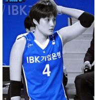 Sebelumnya beberapa atlet yang tergabung dalam timnas bola voli Korea Selatan sering jadi sorotan karena visual mereka. Tapi berbeda dengan Kim Yeon Koung yang dijuluki dewi lapangan, Kim Hee Jin justru dikagumi karena pesonanya yang tomboy. Foto: Fansite Kim Hee Jin