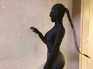 Penampilan Nyeleneh Kim Kardashian dengan Wajah Terbungkus di Met Gala 2021