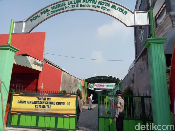 Seorang santriwati mengaku tak bisa mencium bau saat screening vaksinasi COVID-19 dosis kedua. Pengakuan itu mengungkap adanya klaster baru di ponpes di Kota Blitar itu.