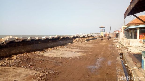 Kondisi permukiman warga di Kelurahan Panjang Wetan, Kecamatan Pekalongan Utara, Kota Pekalongan, Jawa Tengah, yang berada di bawah permukaan air sungai dan laut, Sabtu (7/8/2021).