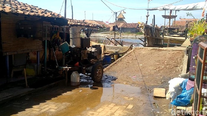 Kondisi permukiman warga di Kelurahan Panjang Wetan, Kecamatan Pekalongan Utara, Kota Pekalongan, Jawa Tengah, yang berada di bawah permukaan air sungai dan laut, Sabtu (7/8/2021).