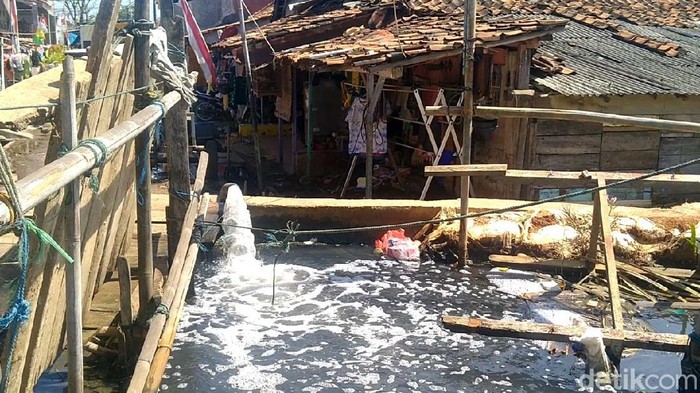 Kota Pekalongan diprediksi akan tenggelam karena massifnya pengambilan air tanah. Begini kondisi pemukiman warga Pekalongan.