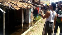 Peninggian lantai rumah dilakukan agar air tidak masuk karena lantai rumah lebih renda dari air laut.