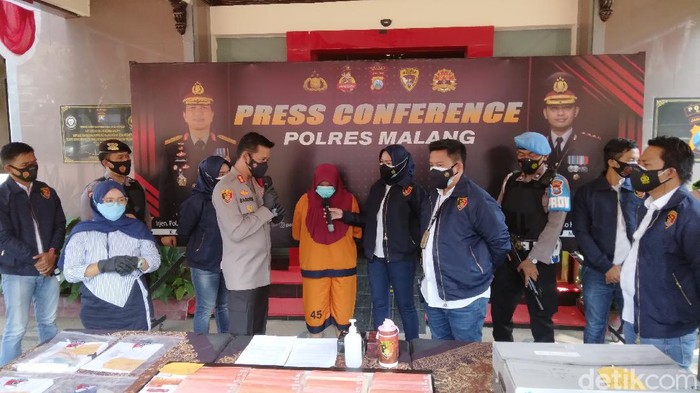 Polisi Malang membongkar kasus korupsi dana bansos Program Keluarga Harapan (PKH). Tersangka seorang perempuan berinisial PTH (28) warga Merjosari, Kota Malang.