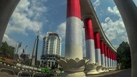 Pilar-pilar Lawang Selapan tersebut diselimuti kain merah putih guna menyambut Hari Kemerdekaan Republik Indonesia ke-76.