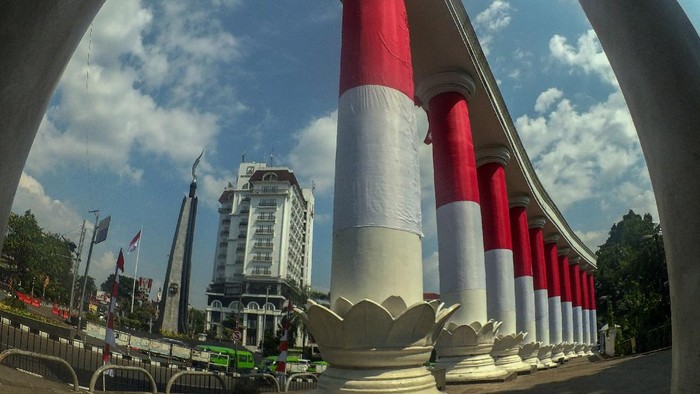 Lawang Salapan atau Gerbang Sembilan yang berdekatan dengan Tugu Kujang dibalut kain berwarna merah putih di Kota Bogor, Jawa Barat, Sabtu (7/8/2021). Pilar-pilar Lawang Selapan tersebut diselimuti kain merah putih guna menyambut Hari Kemerdekaan Republik Indonesia ke-76. ANTARA FOTO/Yulius Satria Wijaya/foc.