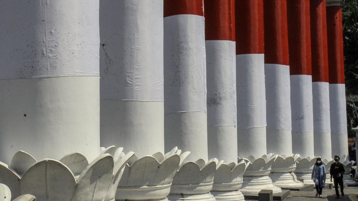 LAWANG SALAPAN DIBALUT BENDERA MERAH PUTIH Lawang Salapan atau Gerbang Sembilan yang berdekatan dengan Tugu Kujang dibalut kain berwarna merah putih di Kota Bogor, Jawa Barat, Sabtu (7/8/2021). Pilar-pilar Lawang Selapan tersebut diselimuti kain merah putih guna menyambut Hari Kemerdekaan Republik Indonesia ke-76. ANTARA FOTO/Yulius Satria Wijaya/foc.