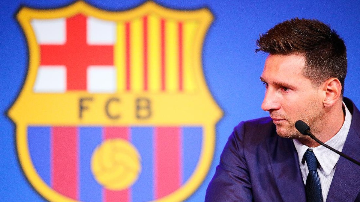 Lionel Messi saat menggelar konferensi pers kepindahannya dari Barcelona. (Foto: Eric Alonso/Getty Images)