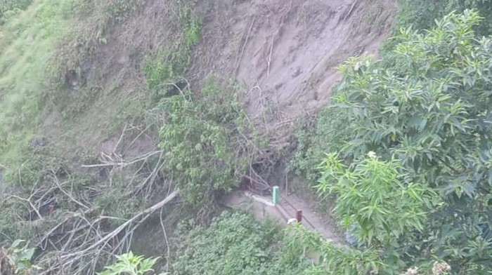 Lokasi longsor tebing di jalan Dusun Gir Pasang, lereng Gunung Merapi, Klaten, Minggu (8/8/2021).