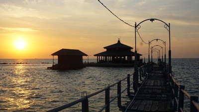 Makam di Demak Ini Tampak Terapung di Lautan