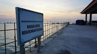 Namun karena abrasi, kondisi sekitar makam saat ini terkepung air laut sehingga terlihat terapung. 