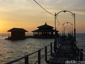 Demak Diprediksi Akan Tenggelam, Makam Ini Tampak Terapung di Lautan