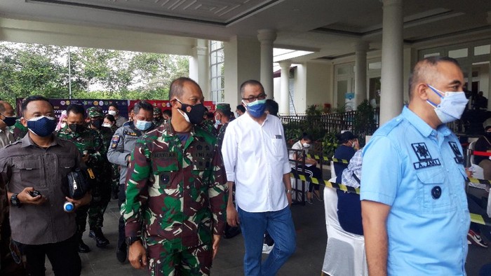 Pangdam Jaya Mayjen TNI Mulyo Aji meninjau vaksinasi COVID-19 massal di The Springs Club Summarecon, Serpong, Tangerang, Minggu (8/8/2021).