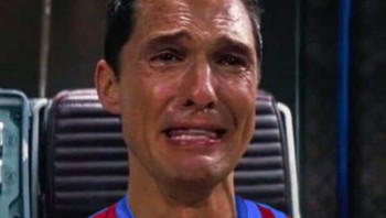 Kesedihan mendalam para fans Barcelona terwaikili oleh foto ini. Foto: Twitter