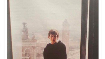 Netizen ada yang memajang fotonya ketika pertama kali ke Barcelona sebagai bocah. Foto: Twitter