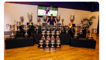 Messi bersama 35 trofi yang ia persembahkan untuk Barcelona. Foto: Twitter