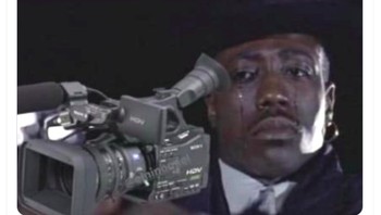 Kameramen Barcelona pun ikut menangis menyaksikan Messi. Foto: Twitter