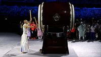 Pemukul drum tradisional Jepang beraksi meramaikan penutupan Olimpiade 2020. Getty Images/Dan Mullan 