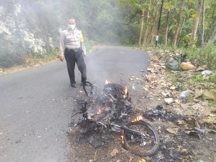Sebuah sepeda motor habis terbakar di Desa Pelem, Kecamatan Bungkal. Motor itu milik seorang kurir.