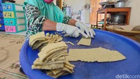 Ide kreatif itu datang dari pasangan suami istri (pasutri), Christianingsih (41) dan Bambang Suryanto (40). Sejak 2019 mereka memproduksi hasil olahan lidah buaya, mulai dari cendol, lumpia, camilan kering, hingga minuman serbuk termasuk teh bunga lidah buaya. Foto: detikcom/Jalu Rahman Dewantara