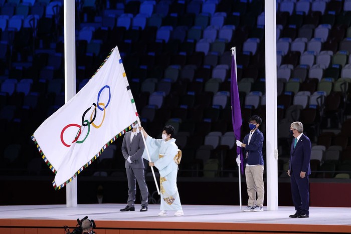 TOKYO, JAPAN - AUGUST 08: The olympic flag is prepared for handover during the Closing Ceremony of the Tokyo 2020 Olympic Games at Olympic Stadium on August 08, 2021 in Tokyo, Japan. (Photo by David Ramos/Getty Images)