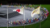 Para atlet dari 205 negara peserta masuk dan mengelilingi panggung tengah. Dipimpin oleh bendera Jepang selaku tuan rumah dan Yunani selaku negara pendiri olimpiade. AP/Vincent Thian 