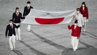 Sebelumnya, telah berlangsung pengibaran bendera Jepang yang telah dibawa secara perlahan oleh empat atlet, seorang penyandang disabilitas, dan seorang profesional kesehatan. Setelah itu, pengibaran diiringi lagu kebangsaan Jepang. AP/Aaron Favila 