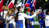 Para atlet pun terlihat senang dengan sesekali bergaya di depan kamera yang menyorot mereka. Tak ketinggalan, mereka juga memanfaatkan momen itu untuk berswafoto. AP/David Goldman 