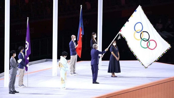TOKYO, JAPAN - AUGUST 08: Mayor of Paris, Anne Hidalgo receives the olympic flag from President of the International Olympic Committee, Thomas Bach during the Closing Ceremony of the Tokyo 2020 Olympic Games at Olympic Stadium on August 08, 2021 in Tokyo, Japan. (Photo by Leon Neal/Getty Images)