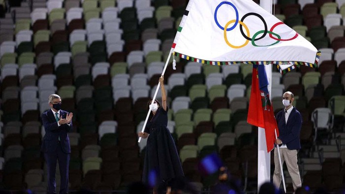 TOKYO, JAPAN - AUGUST 08: Mayor of Paris, Anne Hidalgo receives the olympic flag from President of the International Olympic Committee, Thomas Bach during the Closing Ceremony of the Tokyo 2020 Olympic Games at Olympic Stadium on August 08, 2021 in Tokyo, Japan. (Photo by Leon Neal/Getty Images)
