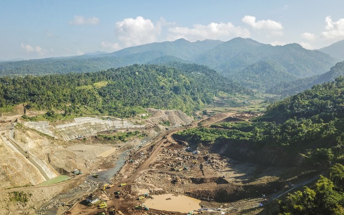 PEMBANGUNAN BENDUNGAN MENINTING DI LOMBOK BARAT Foto udara proyek pembangunan Bendungan Meninting di Desa Dasan Geria, Kecamatan Lingsar, Lombok Barat, NTB, Minggu (8/8/2021). Kementerian Pekerjaan Umum dan Perumahan Rakyat membangun Bendungan Meninting seluas 50 hektare dengan kedalaman 80 meter serta mampu menampung debit air sebesar 12 juta kubik tersebut selain berfungsi untuk pemasok air irigasi juga akan dijadikan objek wisata baru di Lombok yang ditargetkan rampung pada September 2023. ANTARA FOTO/Ahmad Subaidi/wsj.