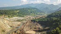 Kementerian Pekerjaan Umum dan Perumahan Rakyat membangun Bendungan Meninting seluas 50 hektare dengan kedalaman 80 meter serta mampu menampung debit air sebesar 12 juta kubik.