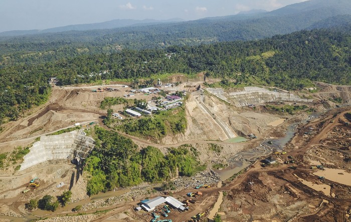 Foto udara proyek pembangunan Bendungan Meninting di Desa Dasan Geria, Kecamatan Lingsar, Lombok Barat, NTB, Minggu (8/8/2021). Kementerian Pekerjaan Umum dan Perumahan Rakyat membangun Bendungan Meninting seluas 50 hektare dengan kedalaman 80 meter serta mampu menampung debit air sebesar 12 juta kubik tersebut selain berfungsi untuk pemasok air irigasi juga akan dijadikan objek wisata baru di Lombok yang ditargetkan rampung pada September 2023. ANTARA FOTO/Ahmad Subaidi/wsj.
