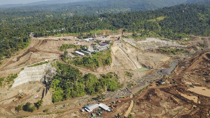 Foto udara proyek pembangunan Bendungan Meninting di Desa Dasan Geria, Kecamatan Lingsar, Lombok Barat, NTB, Minggu (8/8/2021). Kementerian Pekerjaan Umum dan Perumahan Rakyat membangun Bendungan Meninting seluas 50 hektare dengan kedalaman 80 meter serta mampu menampung debit air sebesar 12 juta kubik tersebut selain berfungsi untuk pemasok air irigasi juga akan dijadikan objek wisata baru di Lombok yang ditargetkan rampung pada September 2023. ANTARA FOTO/Ahmad Subaidi/wsj.