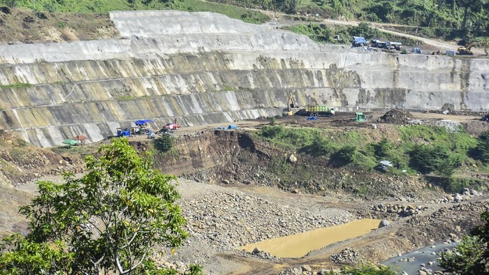 Foto udara proyek pembangunan Bendungan Meninting di Desa Dasan Geria, Kecamatan Lingsar, Lombok Barat, NTB, Minggu (8/8/2021). Kementerian Pekerjaan Umum dan Perumahan Rakyat membangun Bendungan Meninting seluas 50 hektare dengan kedalaman 80 meter serta mampu menampung debit air sebesar 12 juta kubik tersebut selain berfungsi untuk pemasok air irigasi juga akan dijadikan objek wisata baru di Lombok yang ditargetkan rampung pada September 2023. ANTARA FOTO/Ahmad Subaidi/wsj.