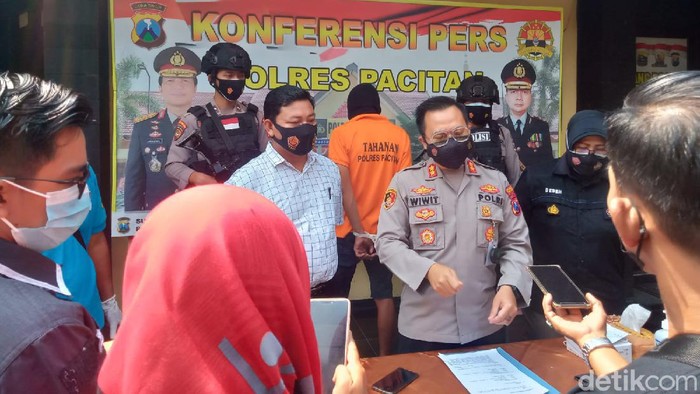 Polisi tak butuh waktu lama untuk mengungkap kasus pembunuhan wanita muda di Pacitan. Pelaku diketahui berinisial IM (24), saudara tiri korban.