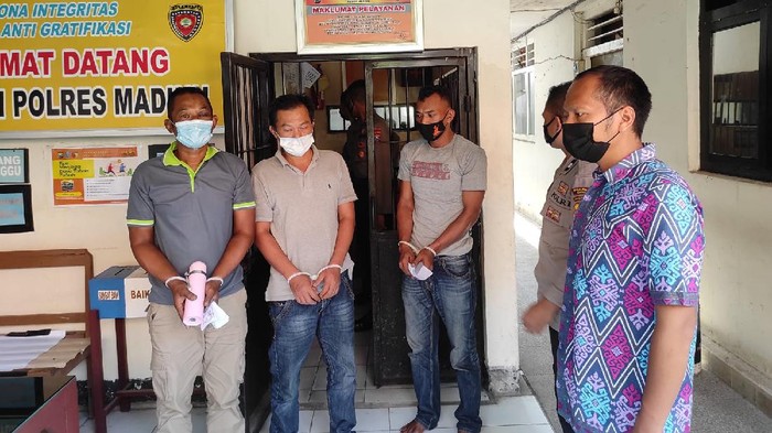 Polisi Kabupaten Madiun membekuk tiga dari empat penculik yang meminta tebusan uang Rp 5 miliar. Para pelaku menyekap korban selama tiga hari di dalam mobil Toyota Fortuner B 1540 BJR.